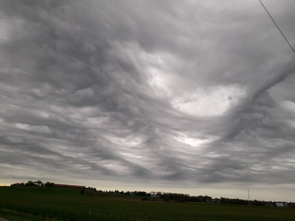 Tief hängende dunkle Wolken