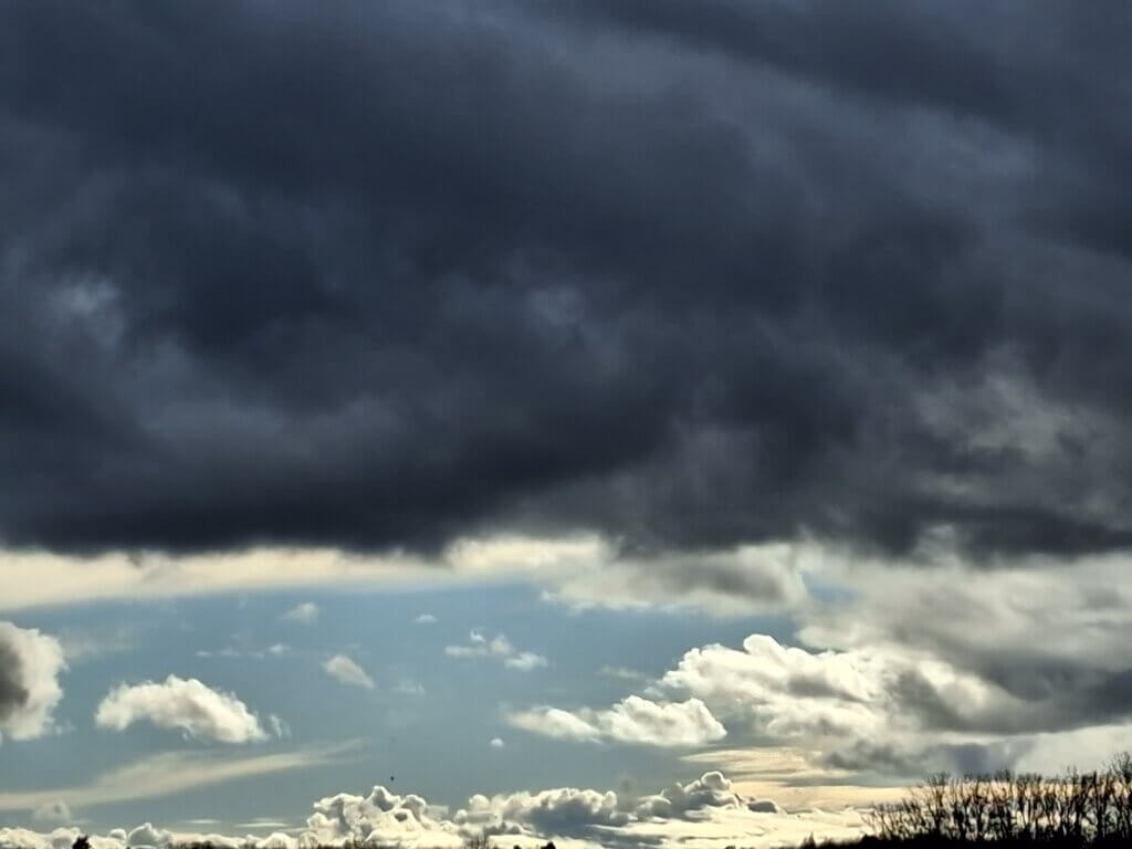 Sonne und Gewitterwolken